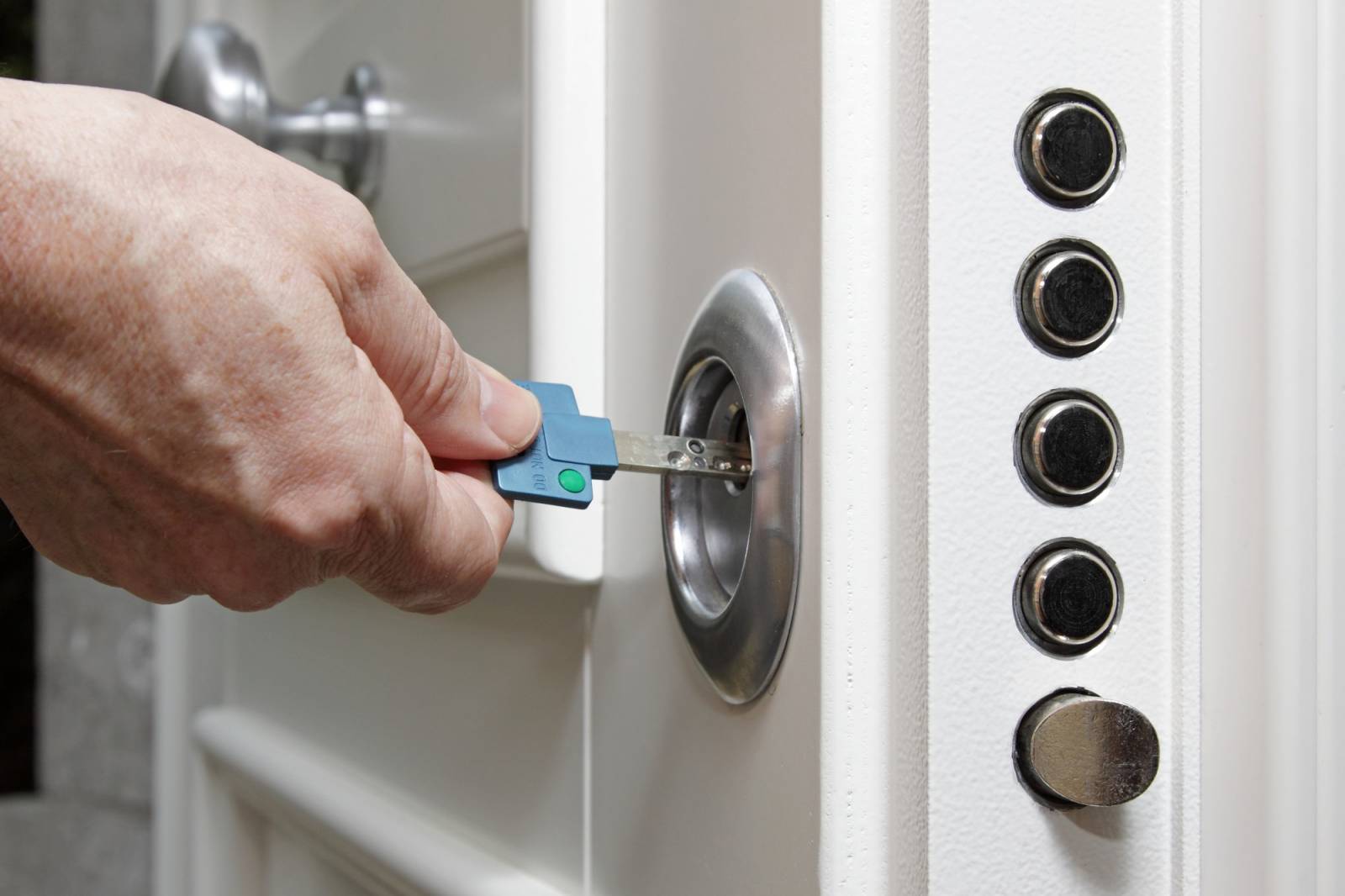 Intervention d'un artisan serrurier pour débloquer la serrure d'une porte d'entrée 3 points à Lyon 2 Presqu'île